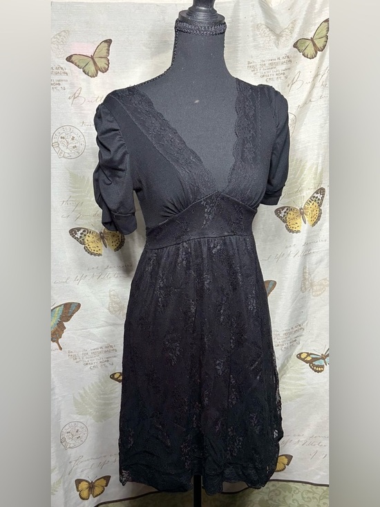 Forever 21 Dresses & Skirts - Forever 21 vintage Black Lace V-Neck Midi Dress with Puff Sleeves